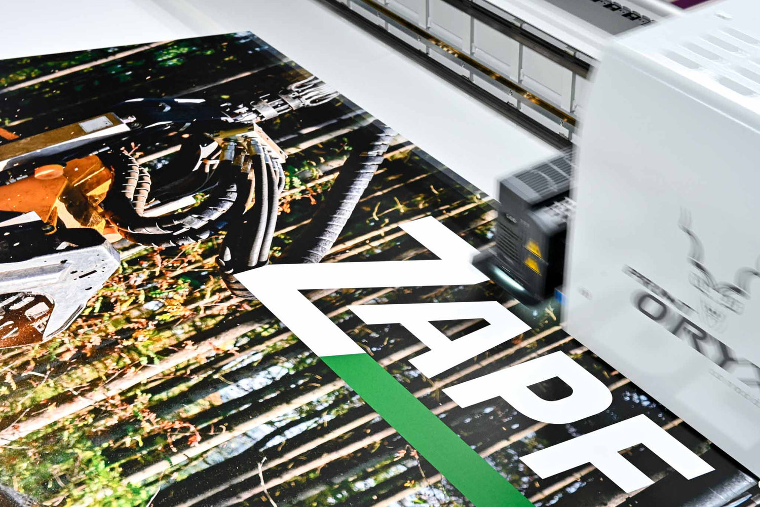 Ein Digitaldruck druckt ein Motiv auf eine Folie